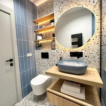 21 Apartment *